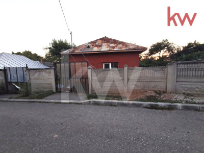 Teren 1.000 mp cu casă demolabilă, în Carcea – vedere panoramică spre Craiova!