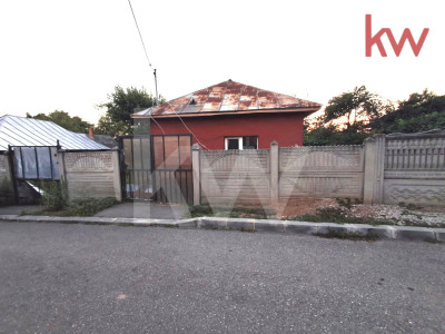 Teren 1.000 mp cu casă demolabilă, în Carcea – vedere panoramică spre Craiova!