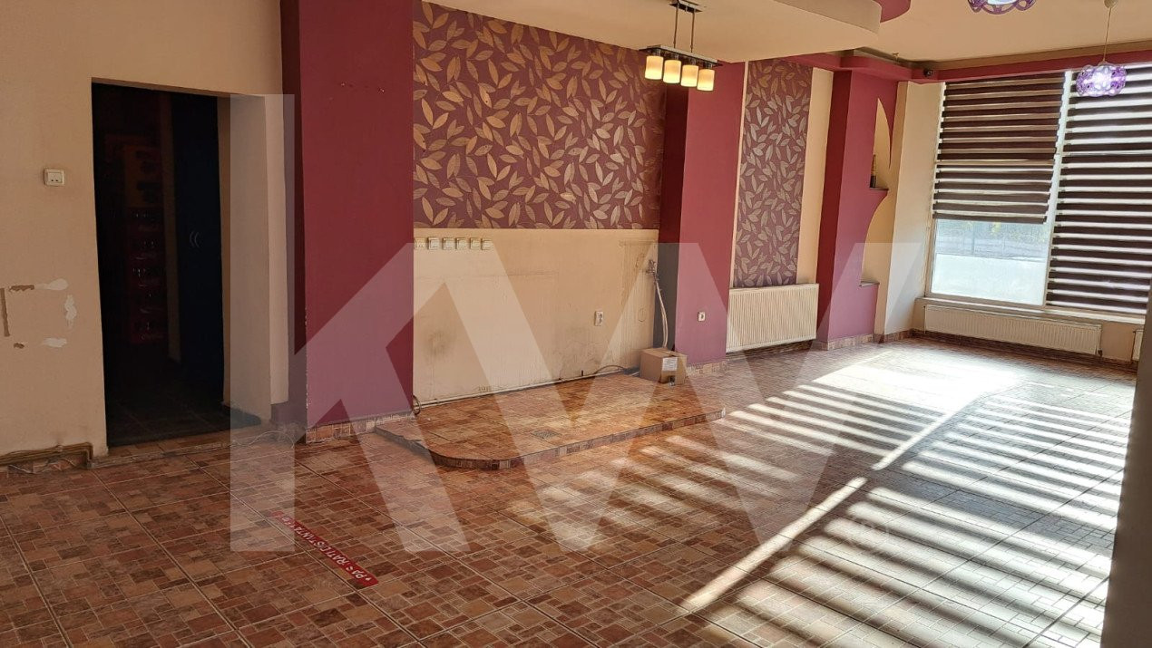 Spațiu comercial stradal - 75 mp utili - terasa disponibilă