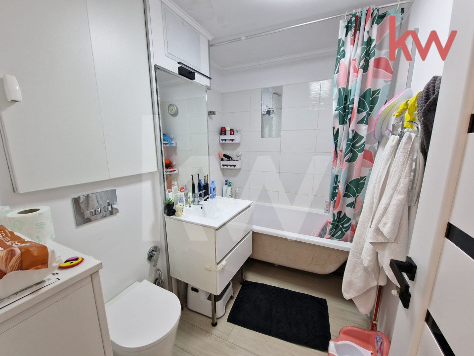 DE VÂNZARE, Apartament 3 camere in rovine 