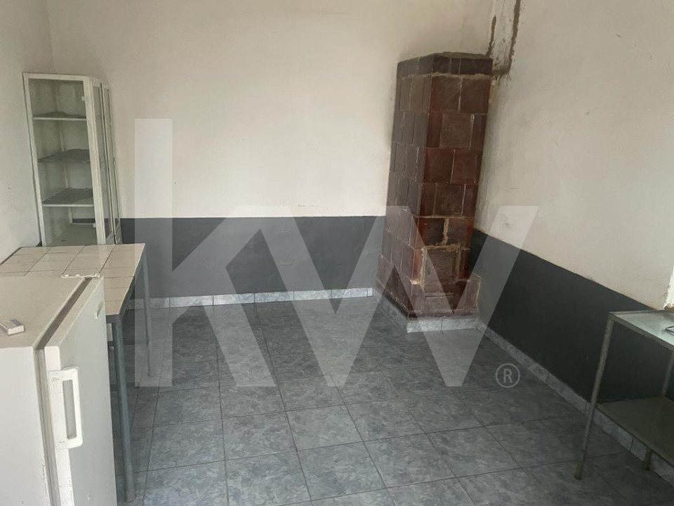 Casa parter si etaj la 30 km de Craiova- pret atractiv !!