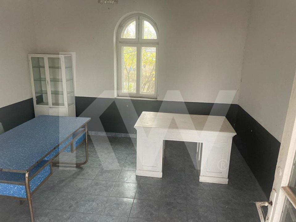 Casa parter si etaj la 30 km de Craiova- pret atractiv !!