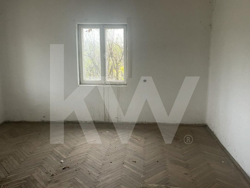 Casa parter si etaj la 30 km de Craiova- pret atractiv !!