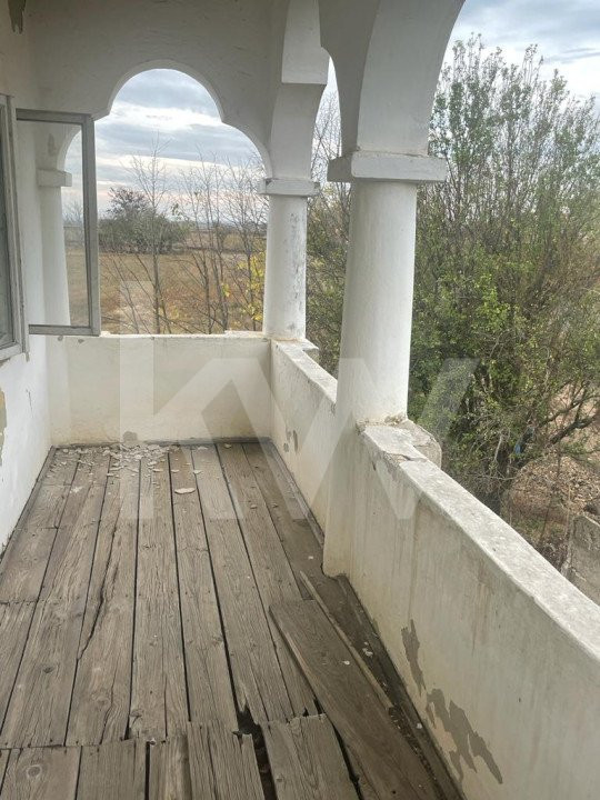 Casa parter si etaj la 30 km de Craiova- pret atractiv !!