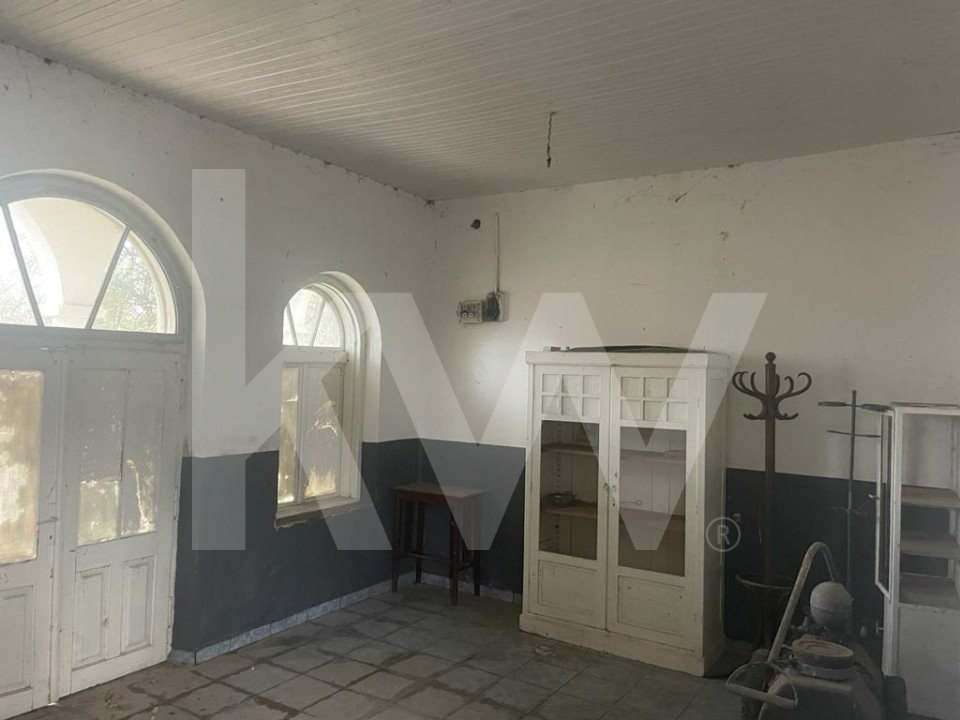 Casa parter si etaj la 30 km de Craiova- pret atractiv !!