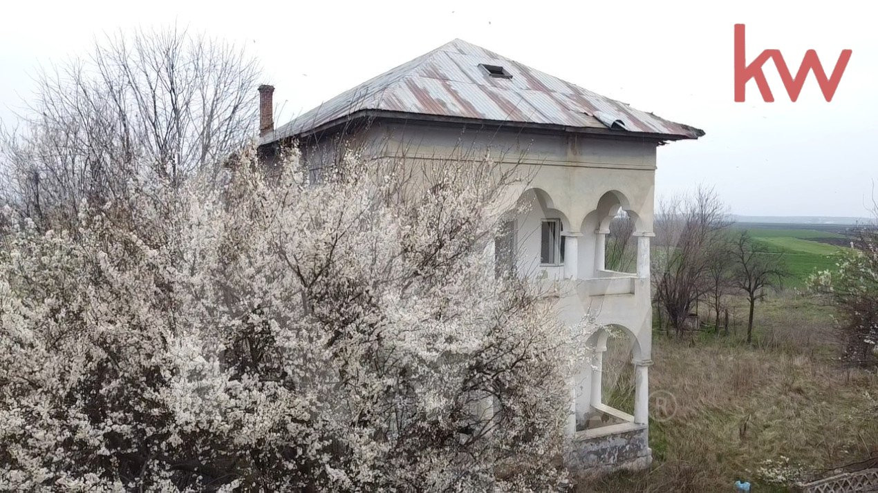 Casa parter si etaj la 30 km de Craiova- pret atractiv !!