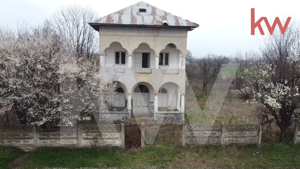 Casa parter si etaj la 30 km de Craiova- pret atractiv !!