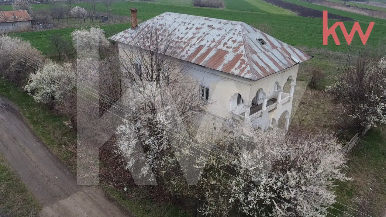 Casa parter si etaj la 30 km de Craiova- pret atractiv !!