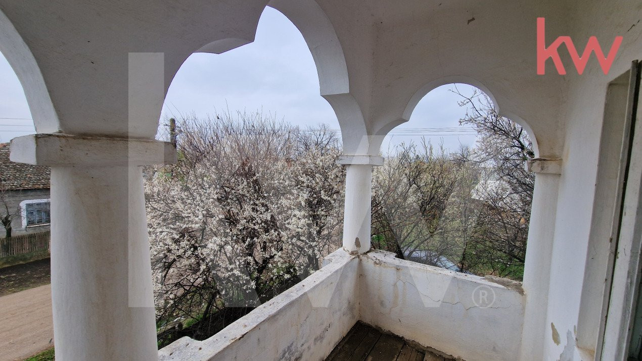 Casa parter si etaj la 30 km de Craiova- pret atractiv !!