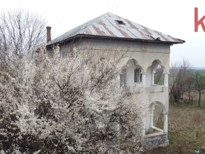 Casa parter si etaj la 30 km de Craiova- pret atractiv !!