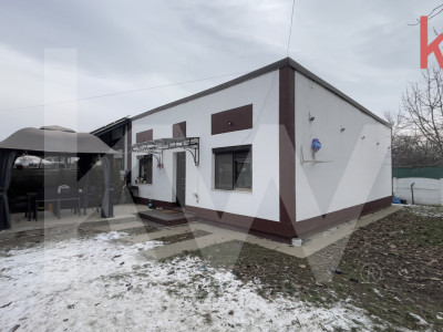 Triplex cu grădină și stradă privată – confort, intimitate și stil