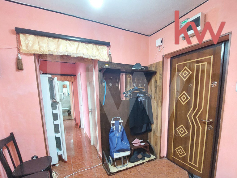 Apartament 3 camere decomandat • Sărari • vedere panoramică